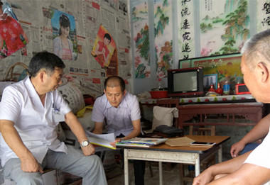  阜阳皮肤病医院邵院长与石洪广以及家人亲切交谈。
